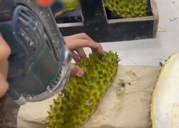 男子制榴莲壳人字拖赠女友,网友:看见都脚痛