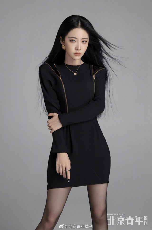 喻言本身的形象,整体看上去非常有飒爽帅气,特别是封面图片中这套全身