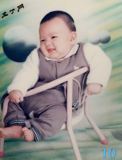 脸上肉嘟嘟的,把眼睛都给挤没了,据粉丝爆料,这是陈学冬小时候的样子