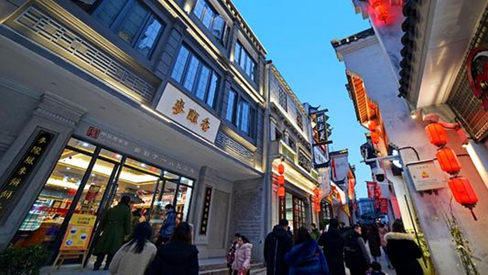 安庆的这条步行街,曾是最繁华的商业区,如今却冷冷清清