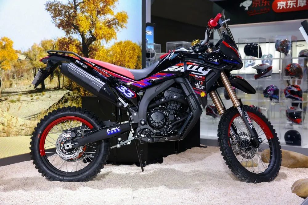 纯粹硬派adv无极650ds的升级样车搭载更具越野风格的贴花