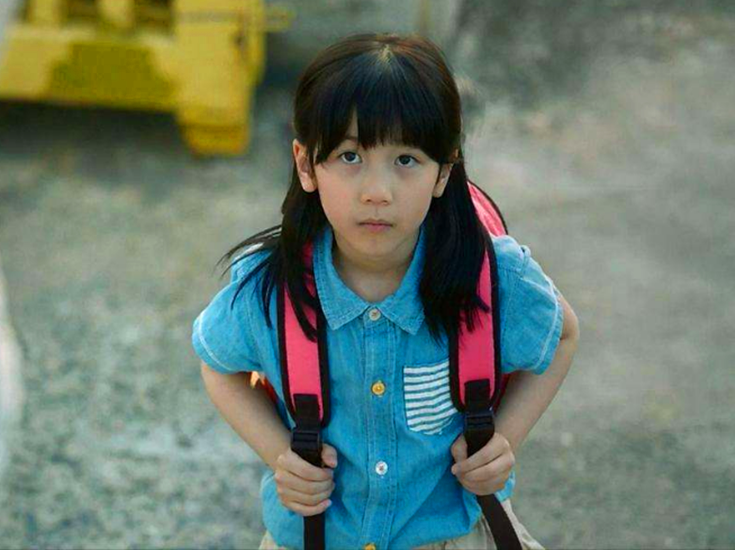 电影《素媛》剧照父亲担心,克服了巨大困难的娜英,会在赵斗淳回到安山