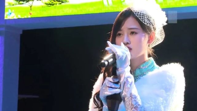 美图鞠婧祎生唱离别的车站民国服饰的小鞠给人大家闺秀的感觉