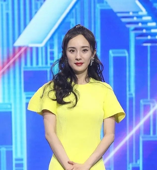 刘亦菲|刘亦菲脸上竟然惊现“奶奶线”？天仙的完美骨相终究也难逃这一劫……