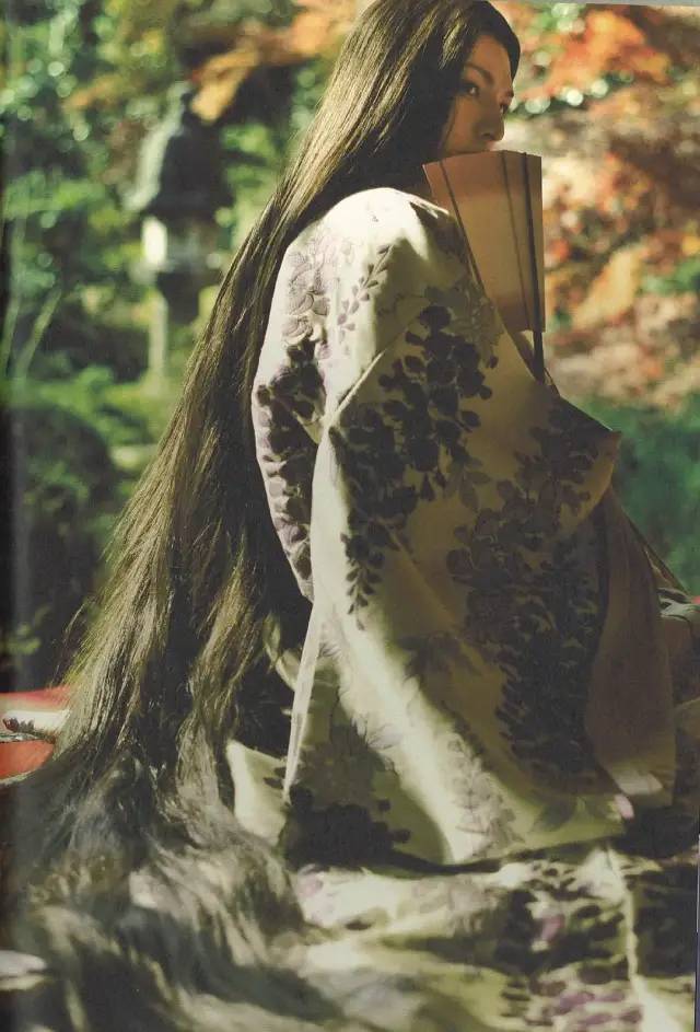 日本_娱乐|15岁惊艳出道，亮相就被称赞“美到让人窒息”的脸长什么样？