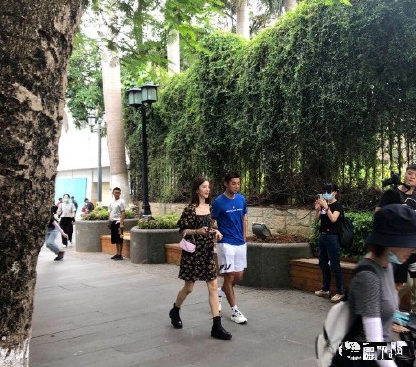 张继科|金晨居然和张继科在一起了？路人视角下她的真实腿型原来这么可怕……