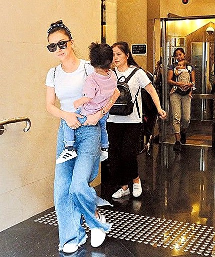 郭富城|方媛晒美照宣传郭富城新片，为丈夫连看三次《麦路人》，果然是贤妻