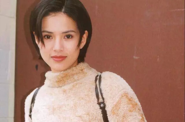 李若彤|54岁李若彤身材引热议：从空姐到小龙女，年轻时的她到底有多美？