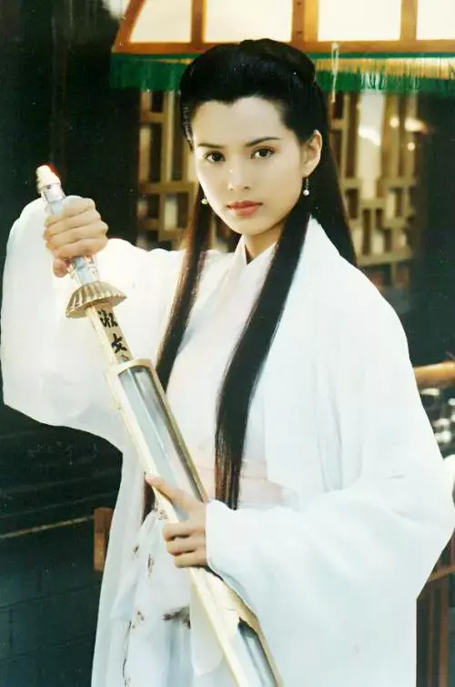 李若彤|54岁李若彤身材引热议：从空姐到小龙女，年轻时的她到底有多美？