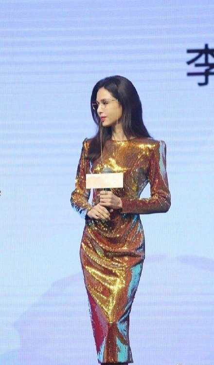 李若彤|54岁李若彤身材引热议：从空姐到小龙女，年轻时的她到底有多美？