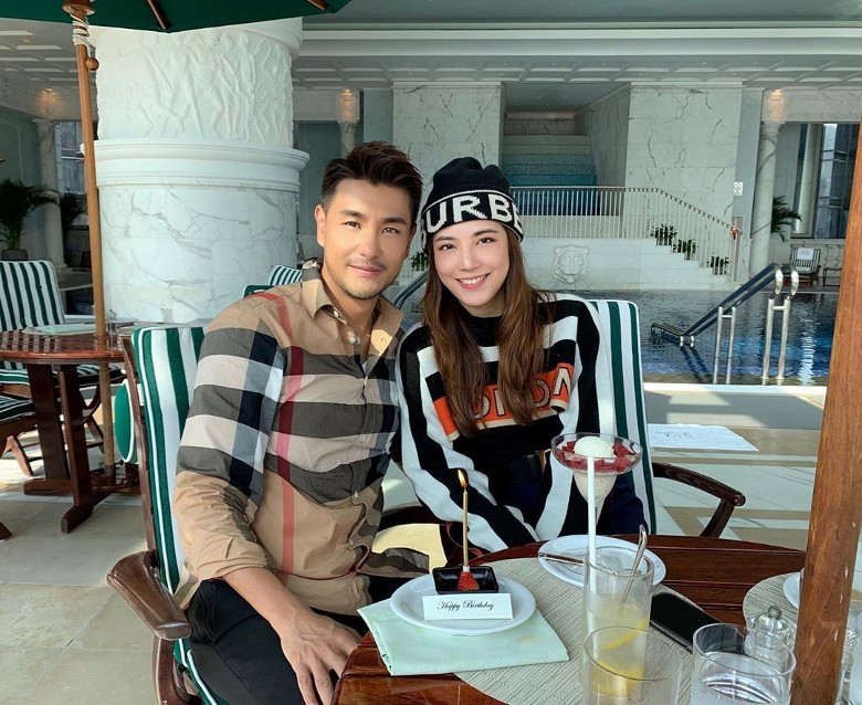 tvb视帝陈展鹏和太太逛街吃饭老婆细心倾听他发牢骚
