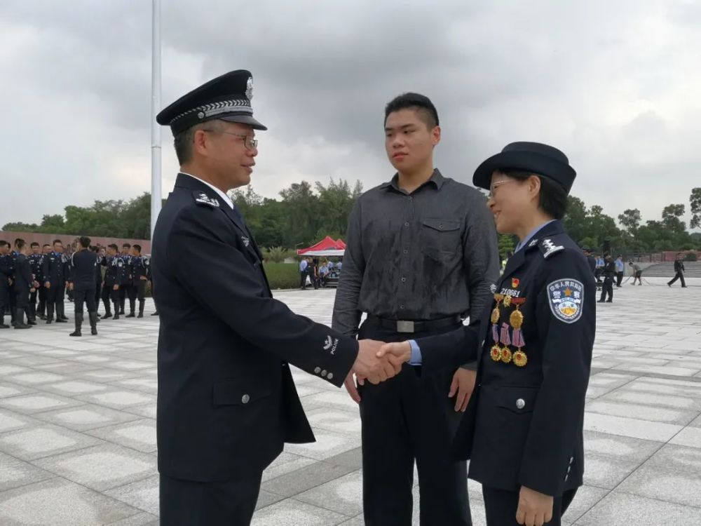 以及烈士邓伟江之子邓钰丰湛江公安功模代表林小红并在活动结束后接见