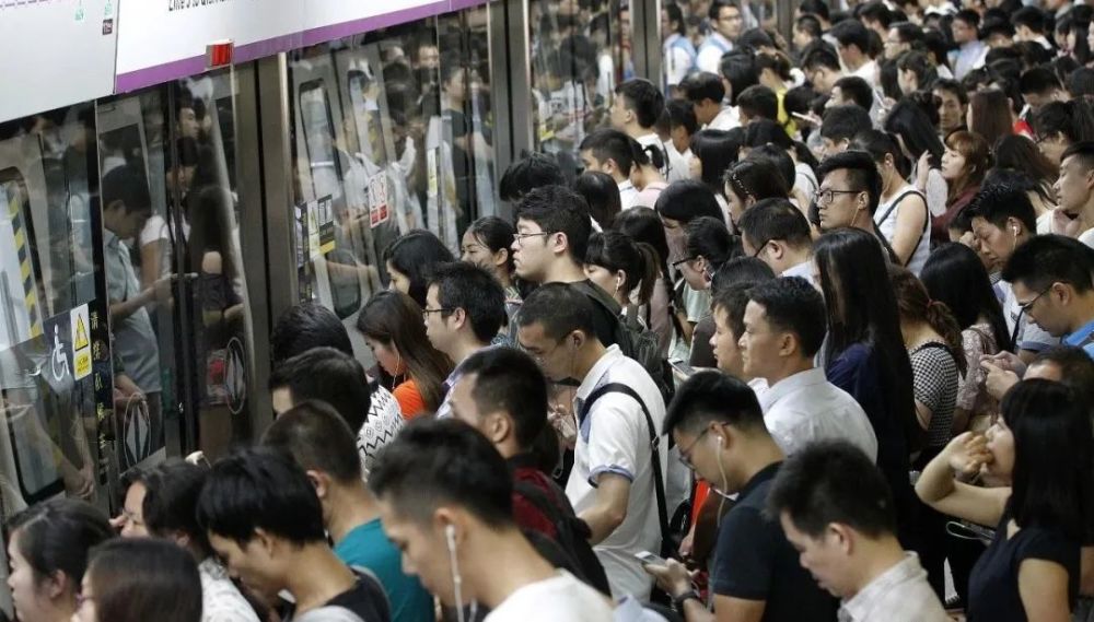 在深圳赶地铁的人们.图 / 视觉中国