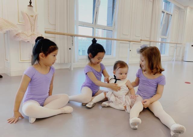 小酒窝|超暖！董璇女儿与小宝宝合照，怕她摔倒贴心搂着她，奢华舞蹈室曝光