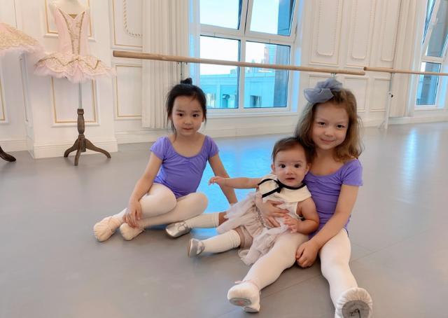 小酒窝|超暖！董璇女儿与小宝宝合照，怕她摔倒贴心搂着她，奢华舞蹈室曝光