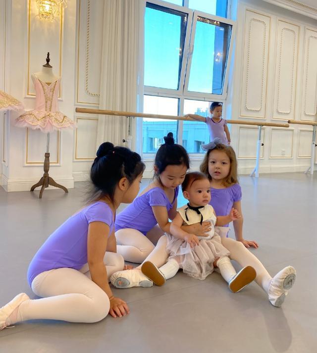 小酒窝|超暖！董璇女儿与小宝宝合照，怕她摔倒贴心搂着她，奢华舞蹈室曝光