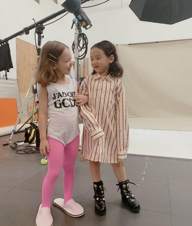 小酒窝|超暖！董璇女儿与小宝宝合照，怕她摔倒贴心搂着她，奢华舞蹈室曝光