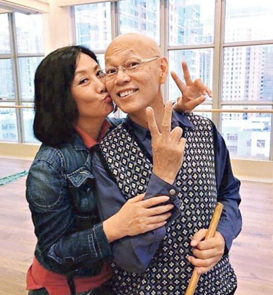 汪明荃凌晨为老公贺寿夫妻形影不离很恩爱74岁罗家英精神矍铄