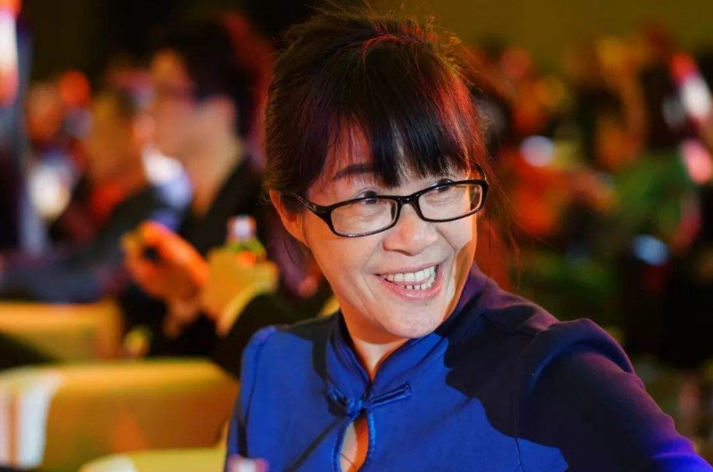 余秀华|李白的“对影成三人”是名句，余秀华写首诗调侃，网友评：有才华