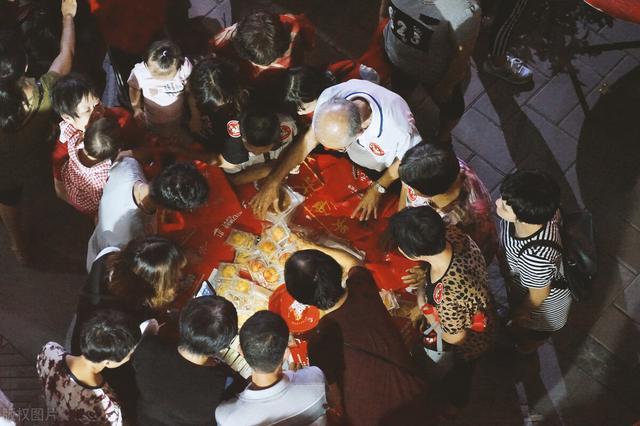 博饼:古代文人热衷的中秋节游戏,是消解乡愁还是预测人生?_腾讯新闻