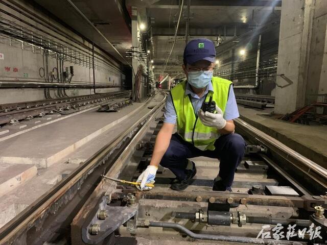 石家庄地铁夜班信号工新时代的地下工作者