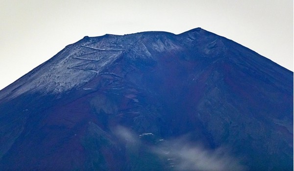 网站报道,21日早晨,日本富士山顶周围观测到一层薄薄的积雪,山脚下的