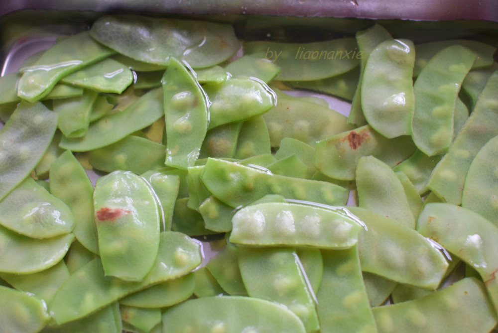 煮好的茶豆过一下凉水,如果一时吃不完,可以泡在冷水中.