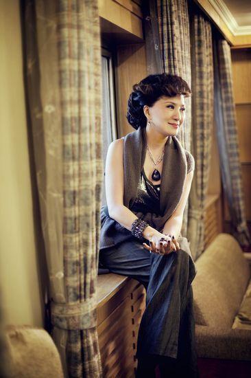 远嫁美国遭离异,做手术留下满肚子坏肠,62岁郑绪岚再曝新情况