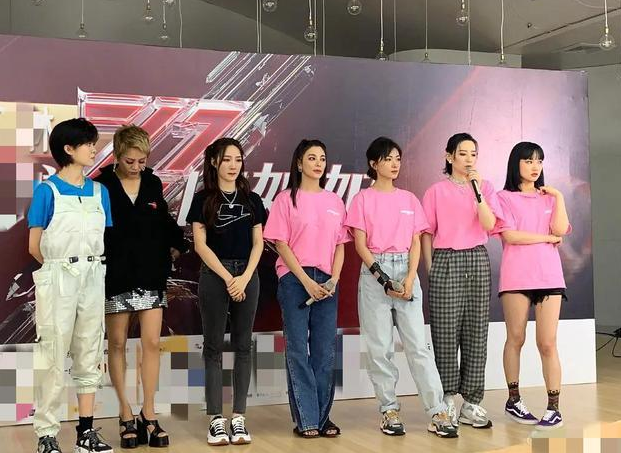 乘风破浪的姐姐|万茜被指隔空碰瓷！在和宁静同样的位置点痣，传后者不愿与其同台