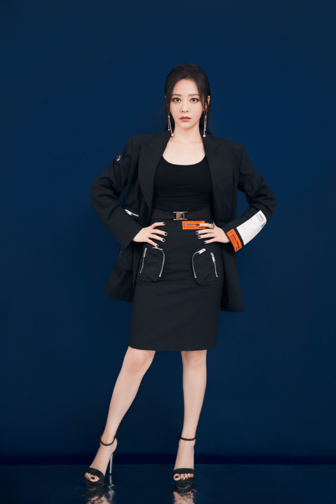 张靓颖带荆棘透视惊艳亮相穿透视鱼尾裙展现绝美曲线slay全场