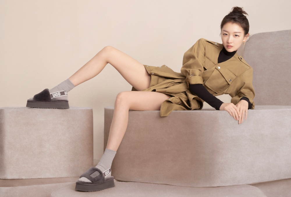 原来我们被周冬雨的娃娃脸骗了,她穿上水泥袜的腿,细到我崩溃