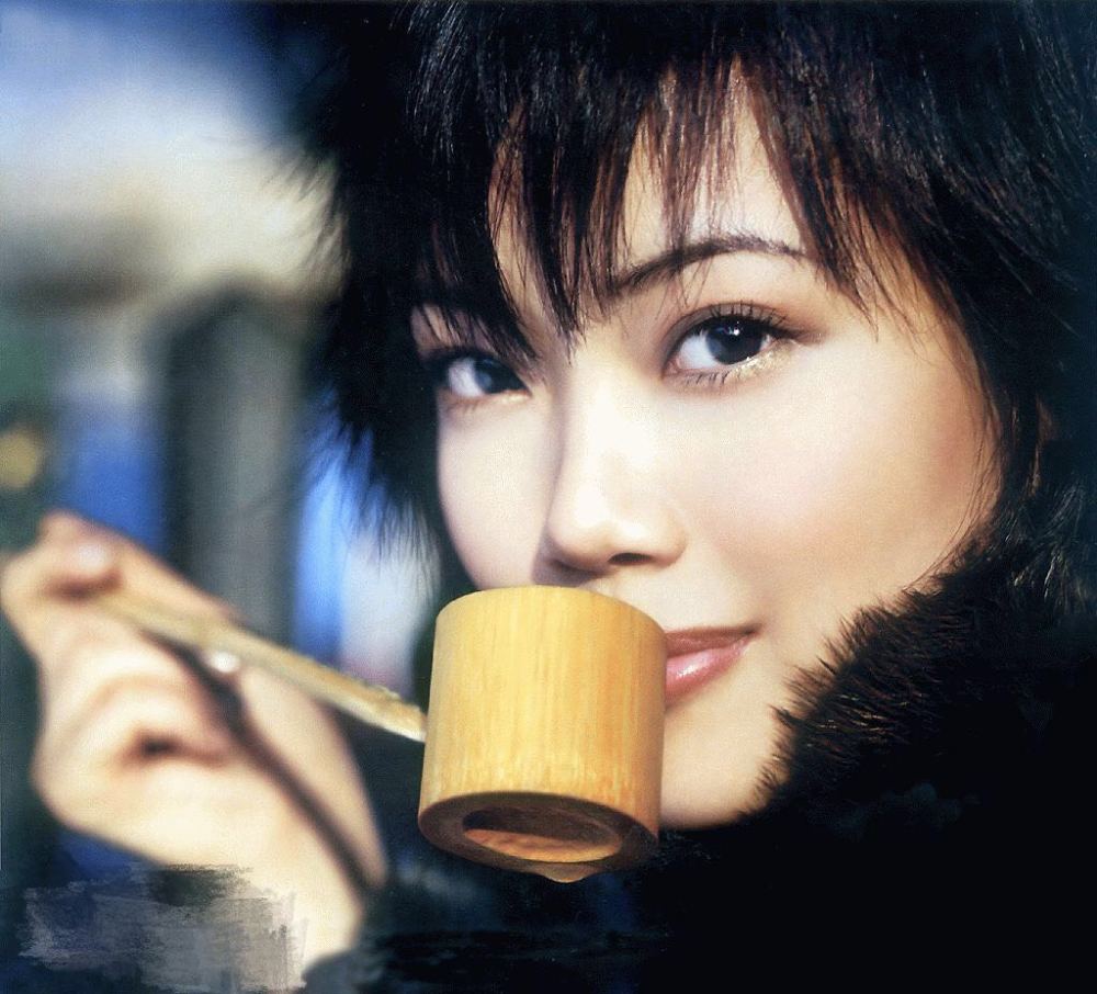 容祖儿还出演了《翡翠明珠》在里面饰演祝三娘,是一个敢爱敢恨的姑娘