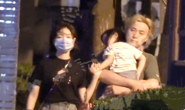 乘风破浪的姐姐|万茜神秘老公曝光！夫妻俩接2岁女儿放学，街边亲密投喂旁若无人