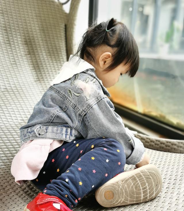 乘风破浪的姐姐|万茜神秘老公曝光！夫妻俩接2岁女儿放学，街边亲密投喂旁若无人
