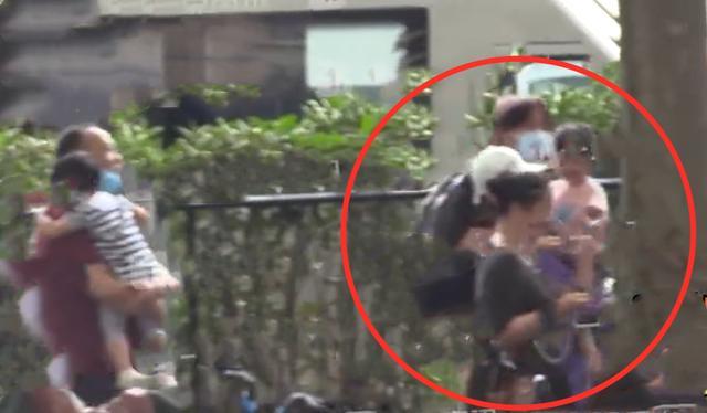 乘风破浪的姐姐|万茜神秘老公曝光！夫妻俩接2岁女儿放学，街边亲密投喂旁若无人