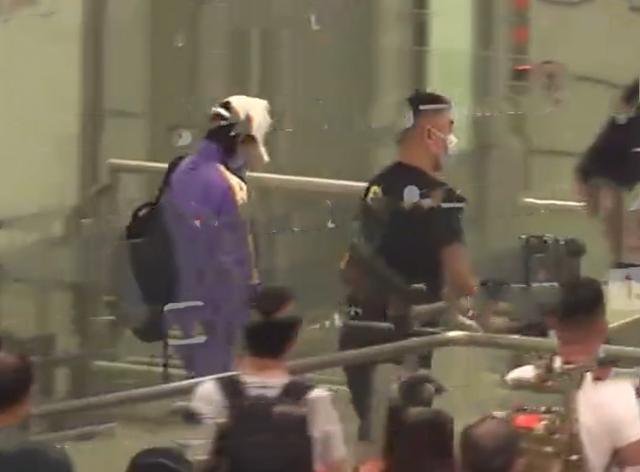 乘风破浪的姐姐|万茜神秘老公曝光！夫妻俩接2岁女儿放学，街边亲密投喂旁若无人