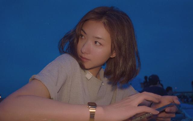 乘风破浪的姐姐|万茜神秘老公曝光！夫妻俩接2岁女儿放学，街边亲密投喂旁若无人