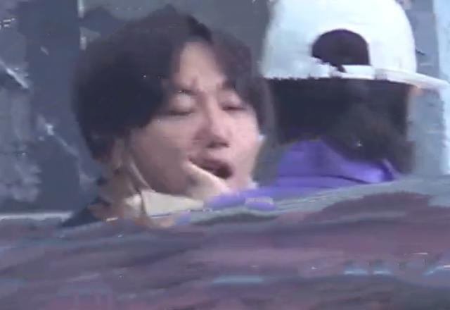 乘风破浪的姐姐|万茜神秘老公曝光！夫妻俩接2岁女儿放学，街边亲密投喂旁若无人