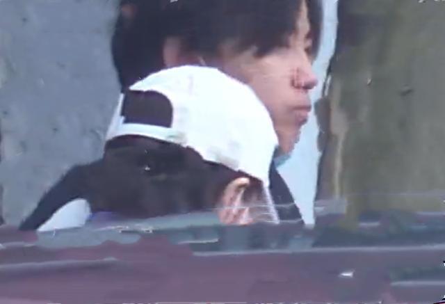 乘风破浪的姐姐|万茜神秘老公曝光！夫妻俩接2岁女儿放学，街边亲密投喂旁若无人