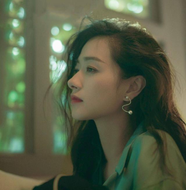 乘风破浪的姐姐|万茜神秘老公曝光！夫妻俩接2岁女儿放学，街边亲密投喂旁若无人