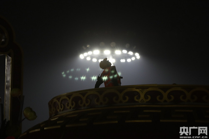 天安门广场|天安门广场“祝福祖国”巨型花篮9月23日凌晨成功合拢