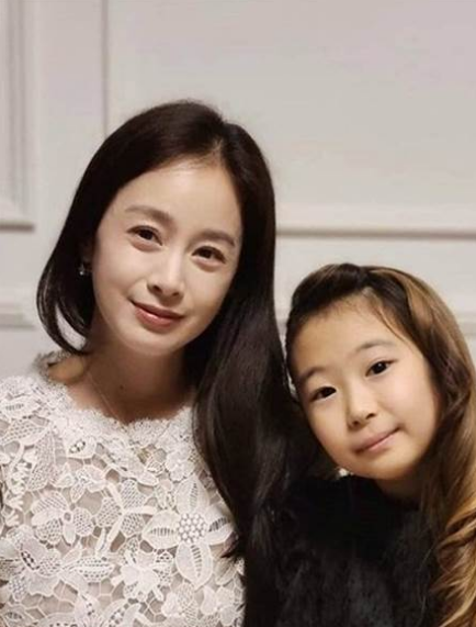 金泰希|Rain夫妇为二女儿办1岁生日宴 二人近照曝光状态不佳显老态