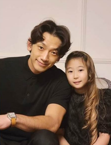 金泰希|Rain夫妇为二女儿办1岁生日宴 二人近照曝光状态不佳显老态