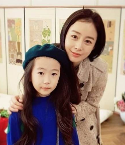 金泰希|Rain夫妇为二女儿办1岁生日宴 二人近照曝光状态不佳显老态