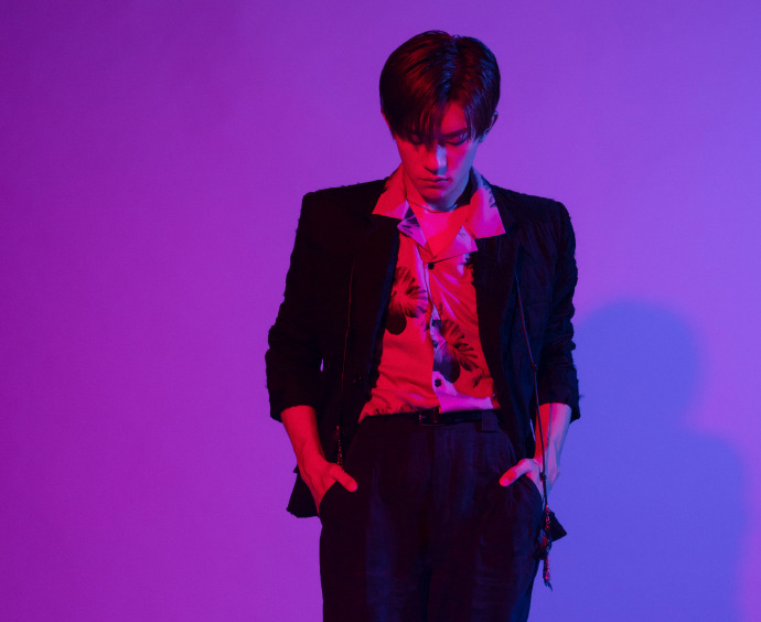 易烊千玺|易烊千玺粉丝杠上蔡徐坤？辱骂同一造型师偏心，而千玺穿搭很油腻