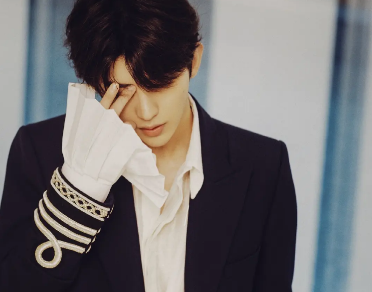 易烊千玺|易烊千玺粉丝杠上蔡徐坤？辱骂同一造型师偏心，而千玺穿搭很油腻