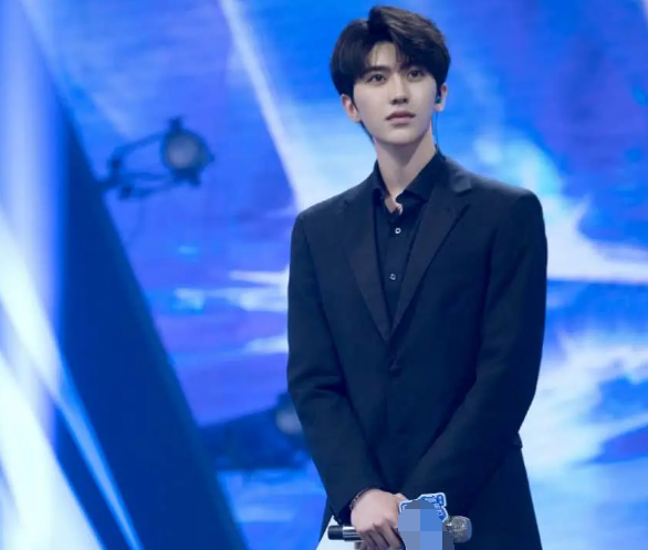 易烊千玺|易烊千玺粉丝杠上蔡徐坤？辱骂同一造型师偏心，而千玺穿搭很油腻