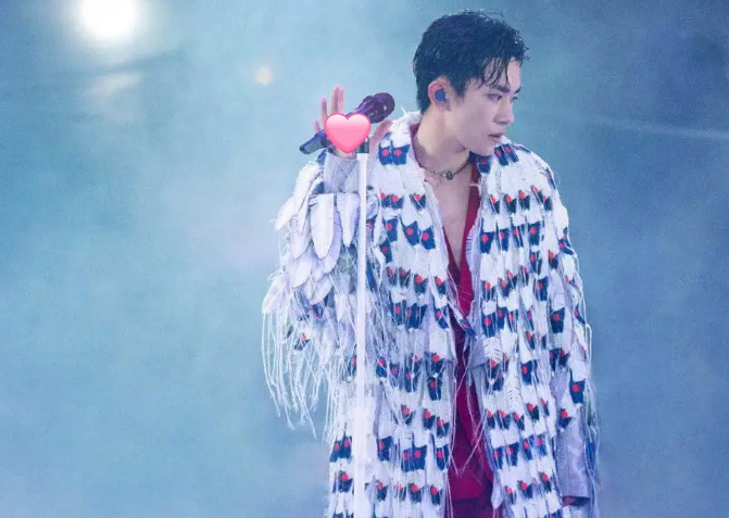 易烊千玺|易烊千玺粉丝杠上蔡徐坤？辱骂同一造型师偏心，而千玺穿搭很油腻