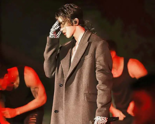 易烊千玺|易烊千玺粉丝杠上蔡徐坤？辱骂同一造型师偏心，而千玺穿搭很油腻