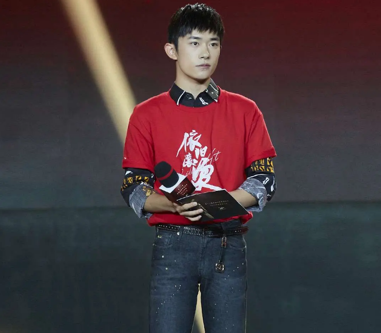 易烊千玺|易烊千玺粉丝杠上蔡徐坤？辱骂同一造型师偏心，而千玺穿搭很油腻